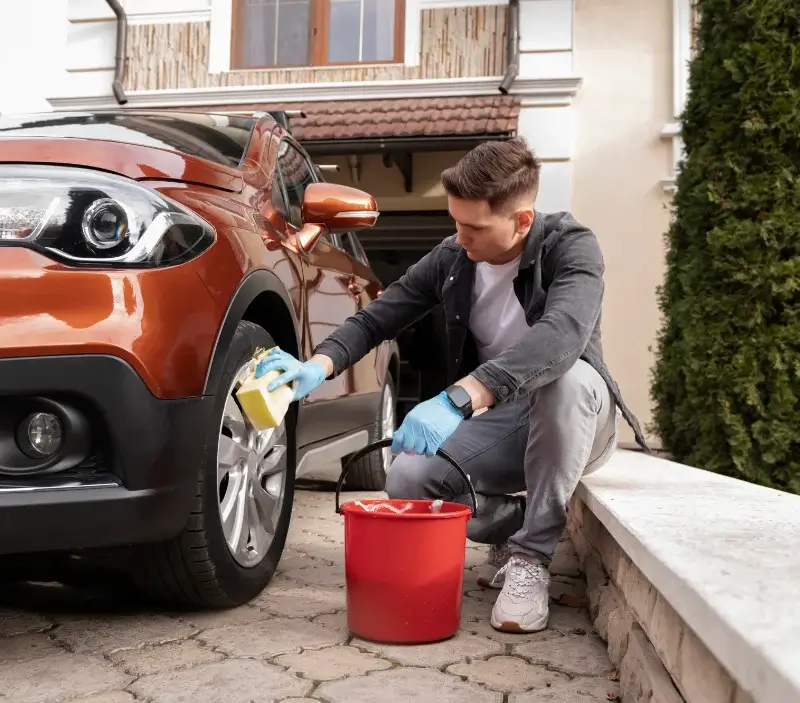 Lavage auto à domicile Piré-Chancé : professionnel intervenant sur un véhicule